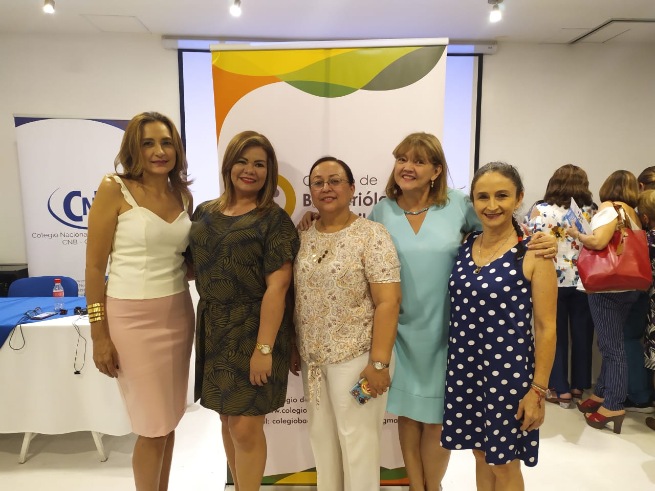 La junta Directiva, Sonia Muñoz, Socorro Amezquita, Dra. Marlene Vélez de la Vega, Cony Sandoval y Piedad Perilla.